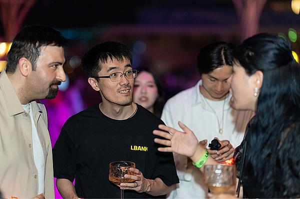 华尔街巨头的隐秘棋局：贝莱德为何突然盯上稳定币？